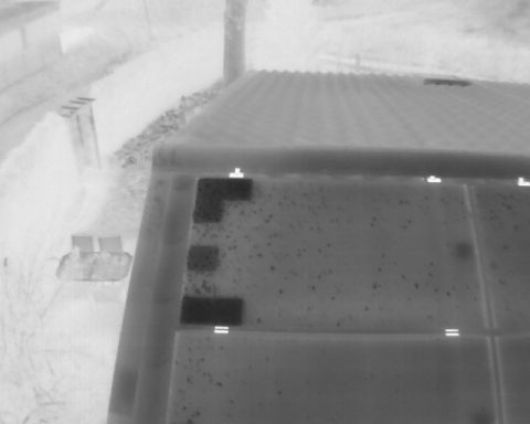 Wärmebild mit Auffäligkeiten im Solarmodul