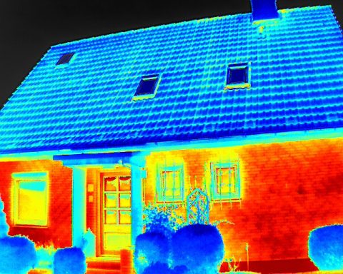 Farbige Wärmebildaufnahme eines Hauses mit blauem und orangefarbenem Farbverlauf.